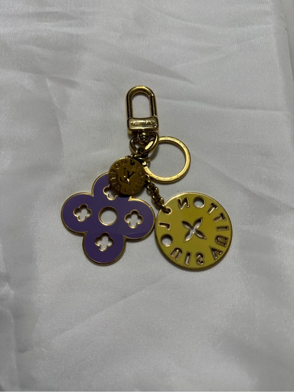 Louis Vuitton Flower  Charm includes box dust bag and shopping bag